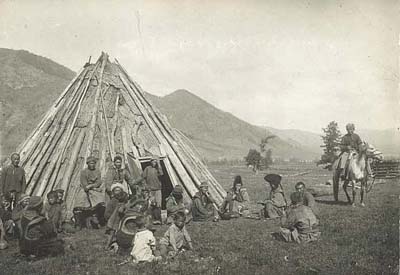 Группа скотоводов на фоне традиционного жилища (аил). Алтайцы. 