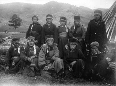 Девушки алтай-кижи в своих национальных костюмах челибеках. Алтай, 1928 (НГКМ)
